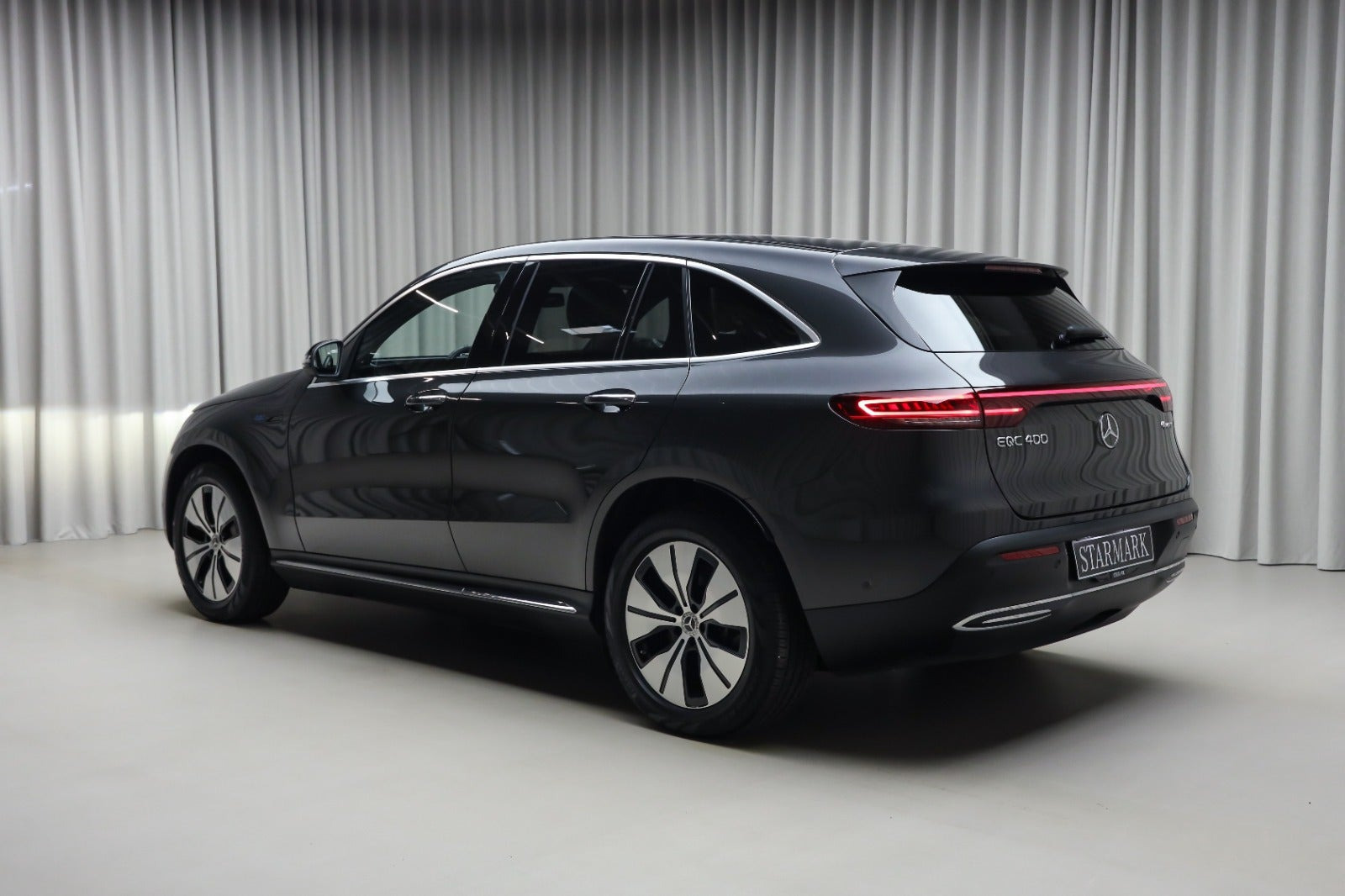 Grå Mercedes EQC400 fra 2021