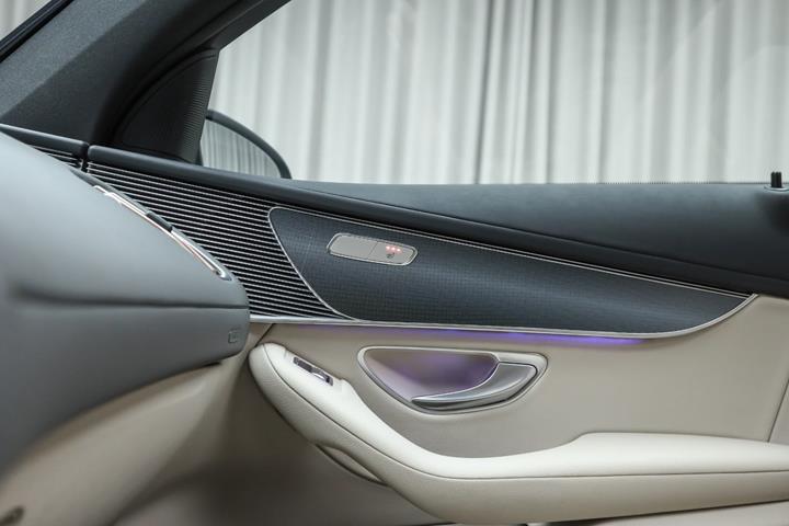 Grå Mercedes EQC400 fra 2021
