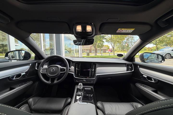 Sort Volvo V90 fra 2023