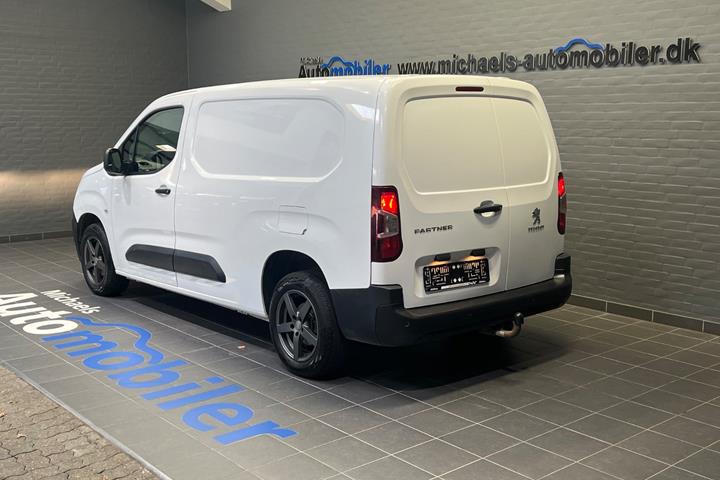 Hvid Peugeot Partner fra 2021