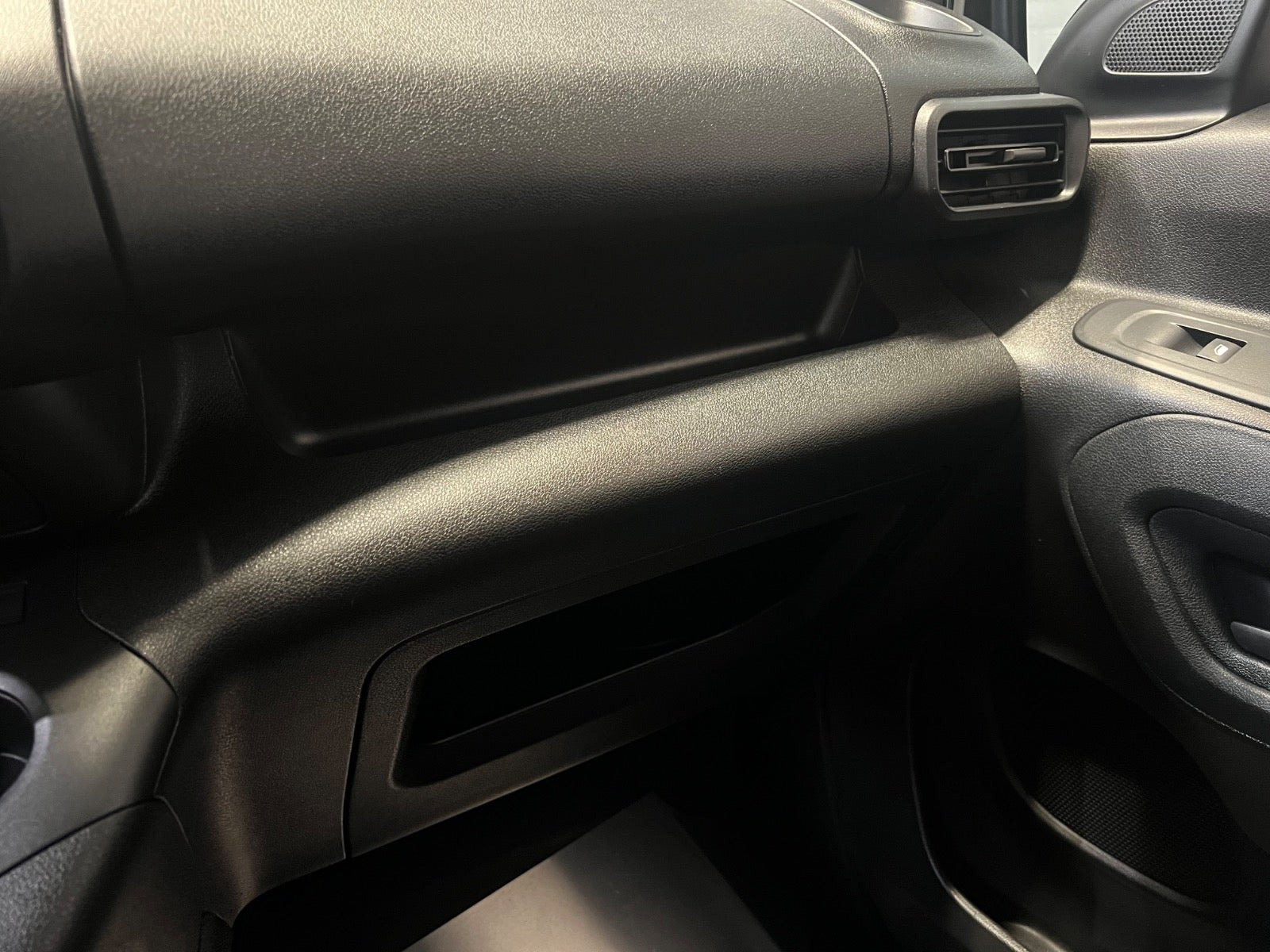 Hvid Peugeot Partner fra 2021