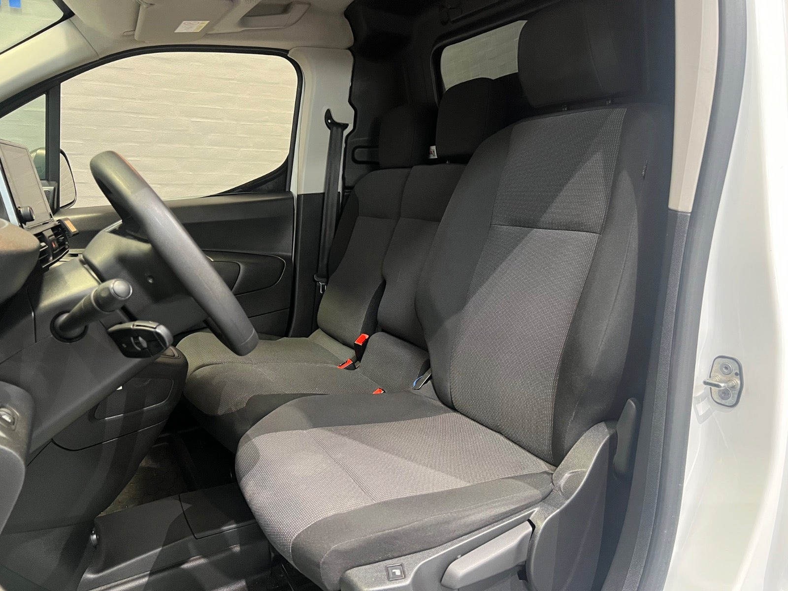 Hvid Peugeot Partner fra 2021