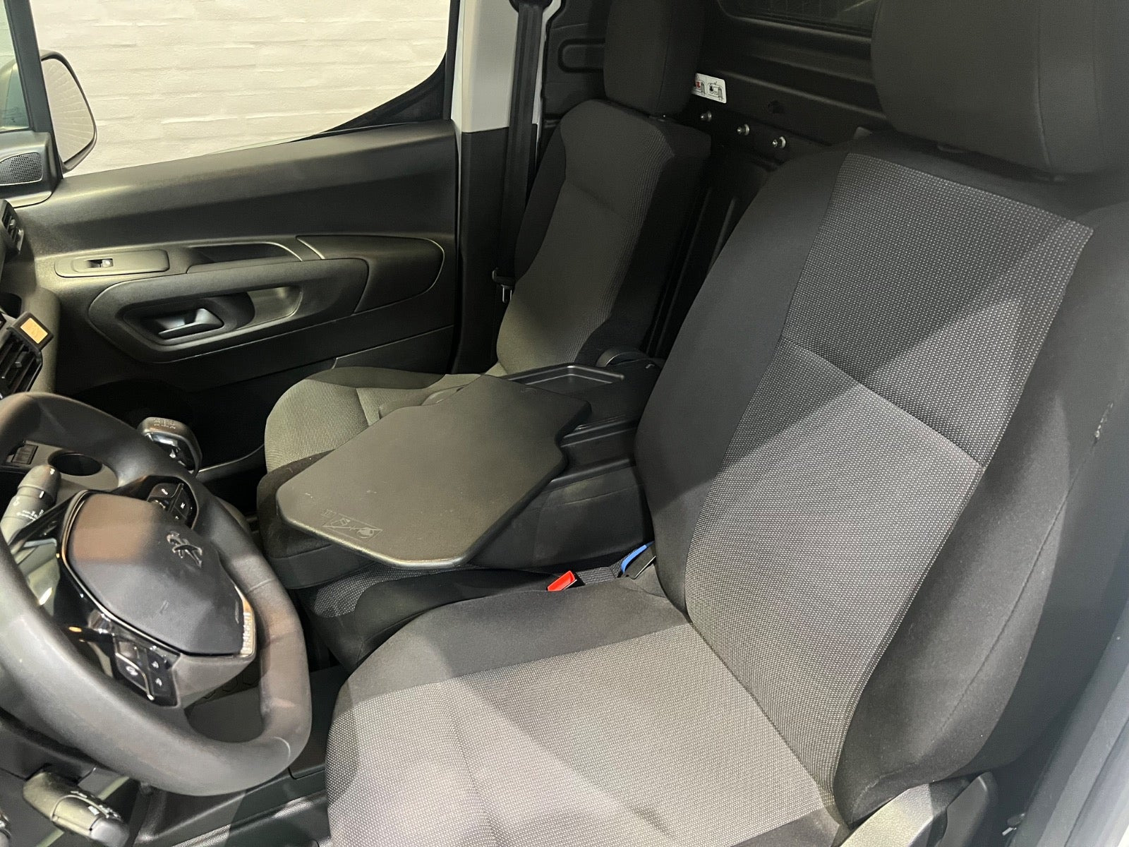 Hvid Peugeot Partner fra 2021