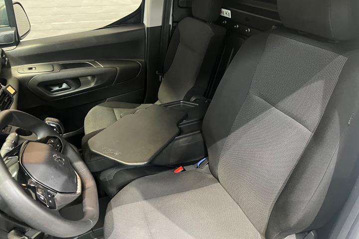 Hvid Peugeot Partner fra 2021