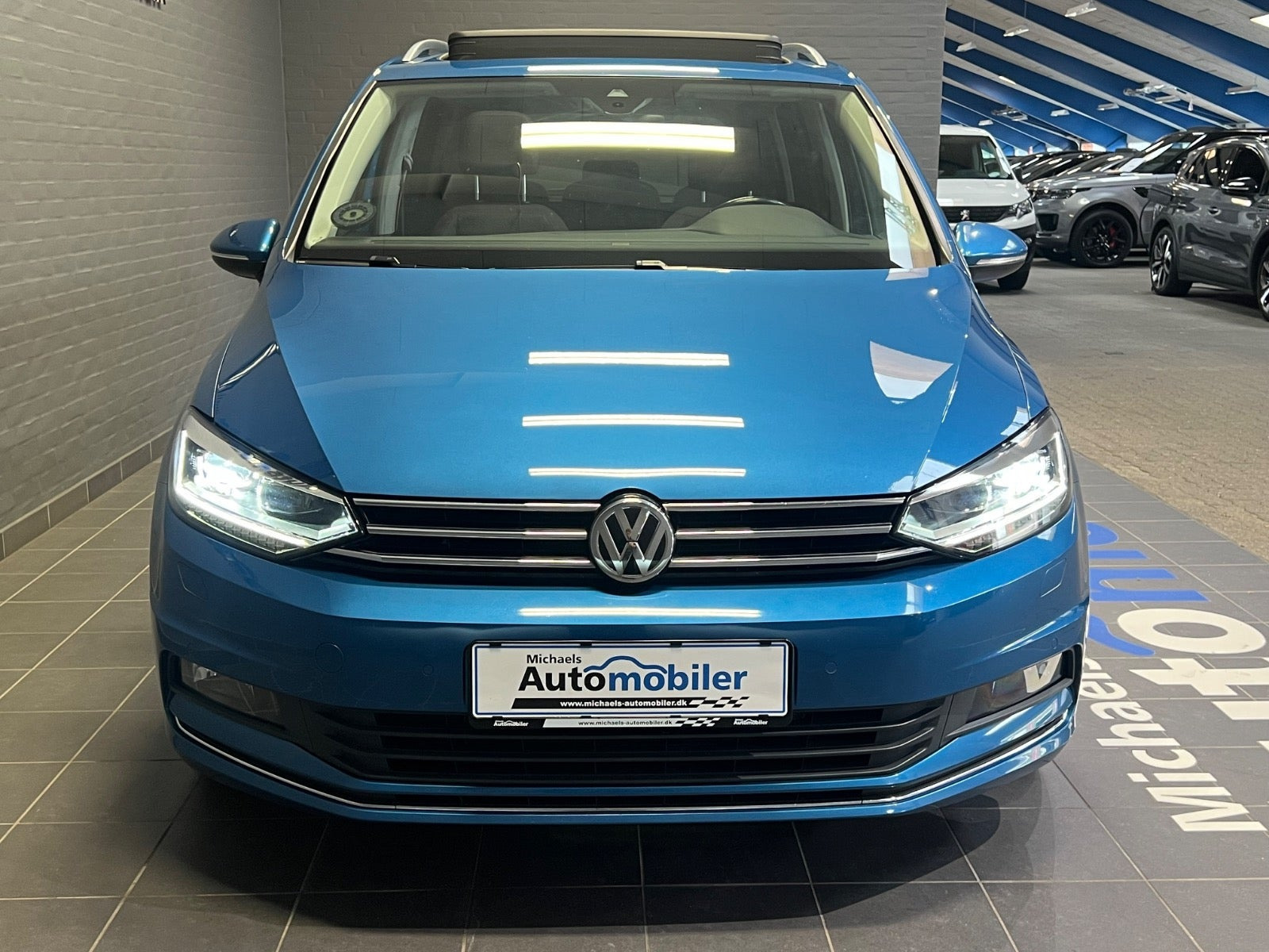 Blå VW Touran fra 2019