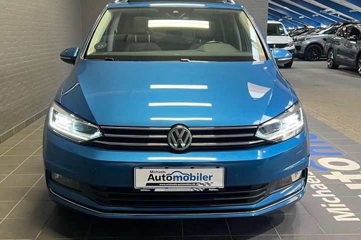 Blå VW Touran fra 2019