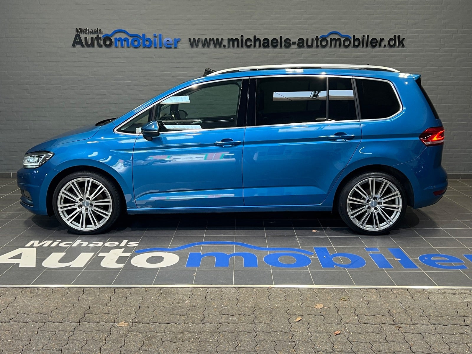 Blå VW Touran fra 2019