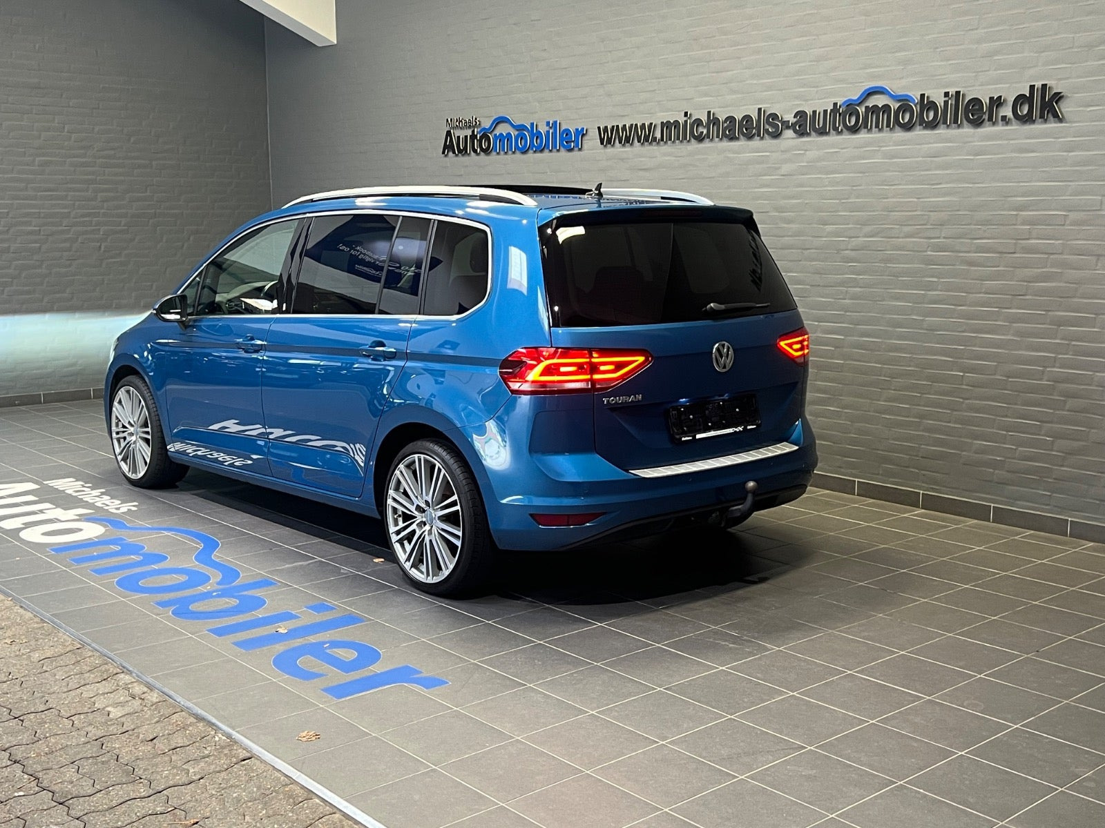 Blå VW Touran fra 2019