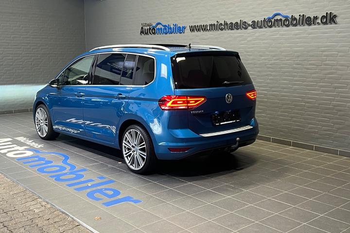 Blå VW Touran fra 2019