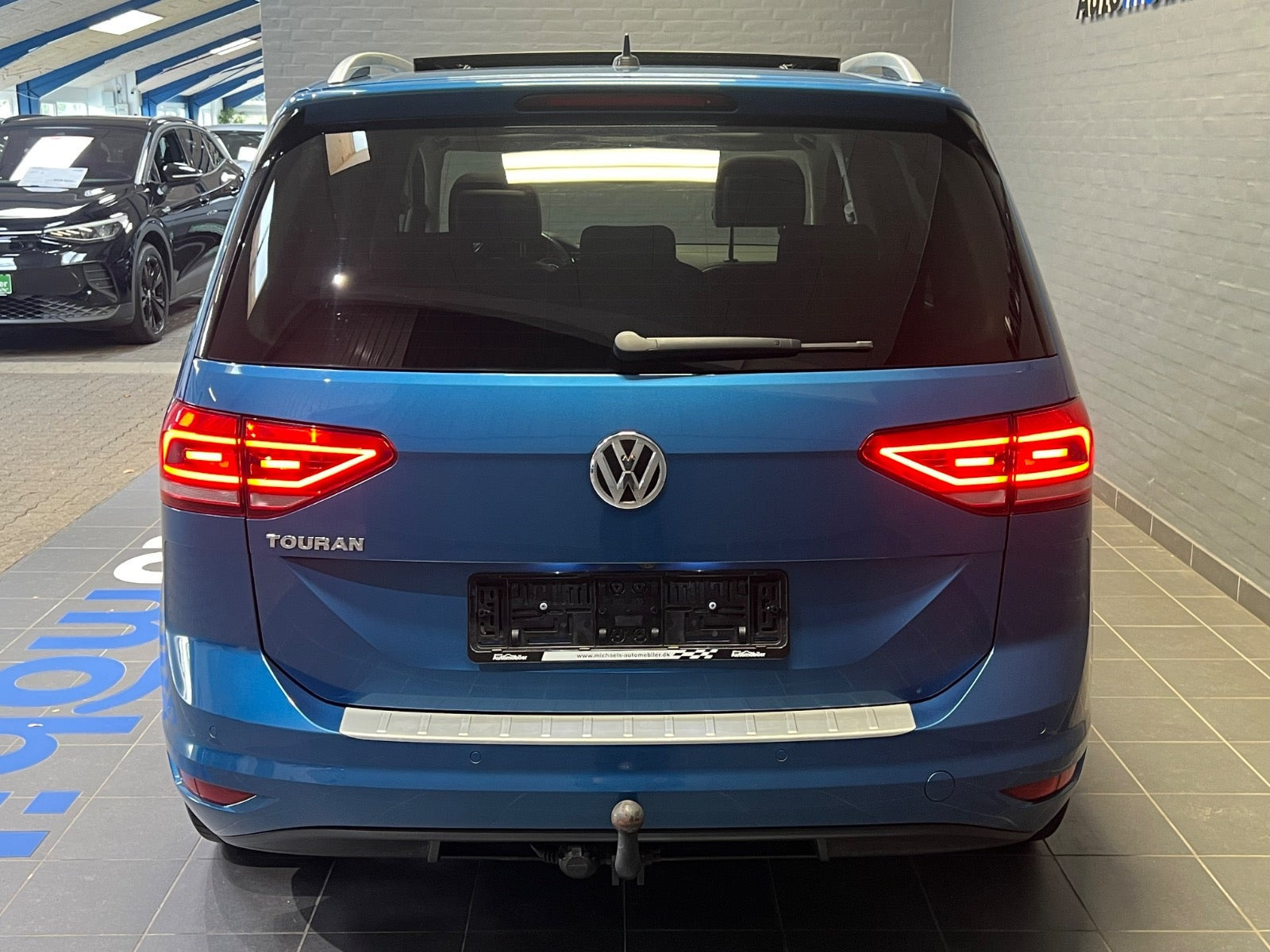 Blå VW Touran fra 2019