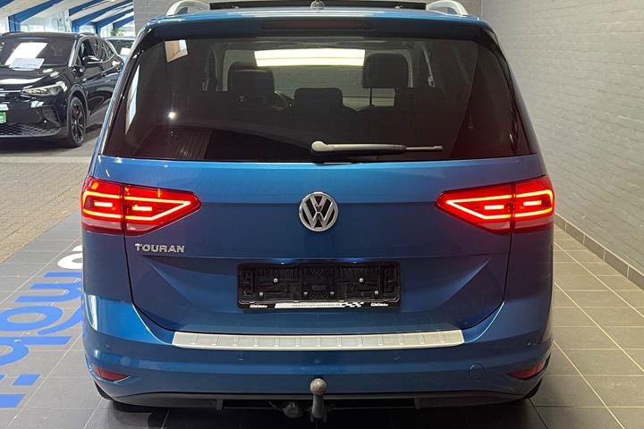 Blå VW Touran fra 2019