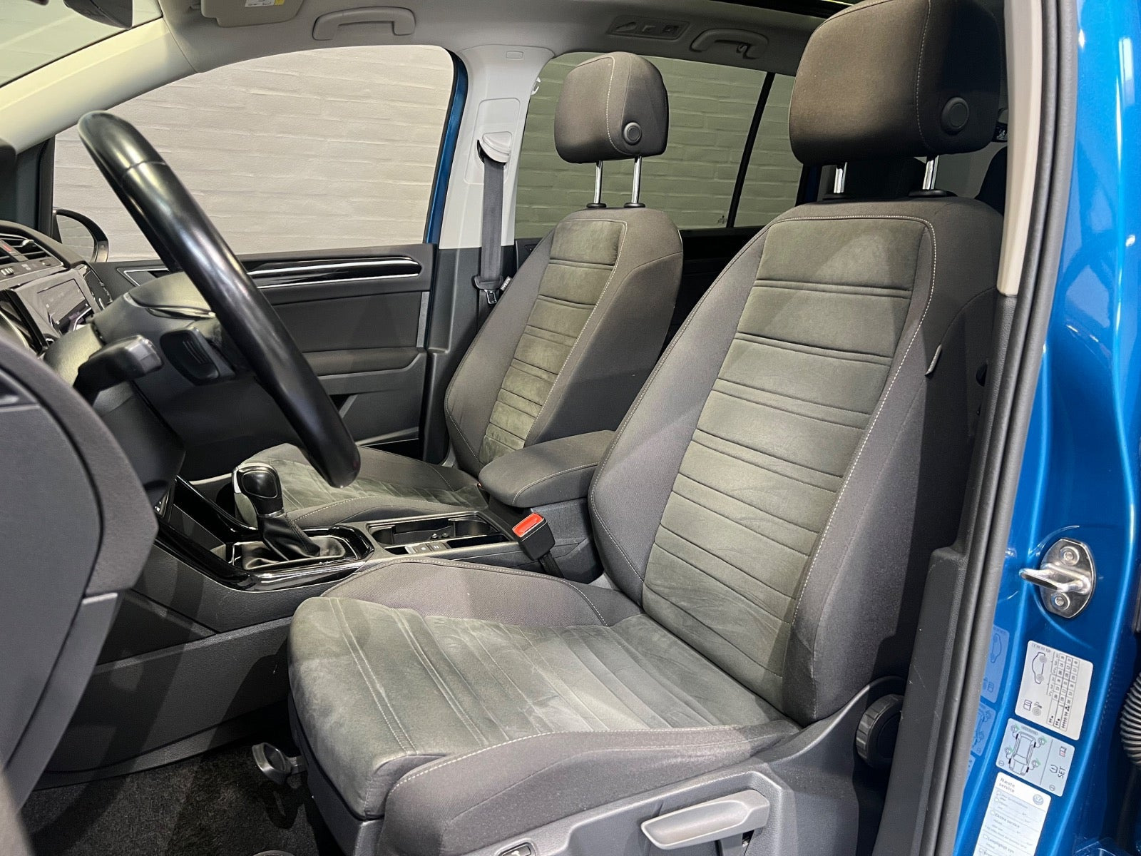Blå VW Touran fra 2019