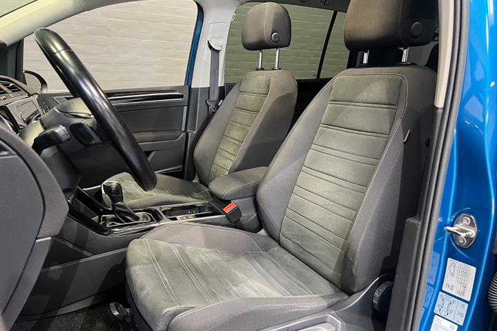 Blå VW Touran fra 2019