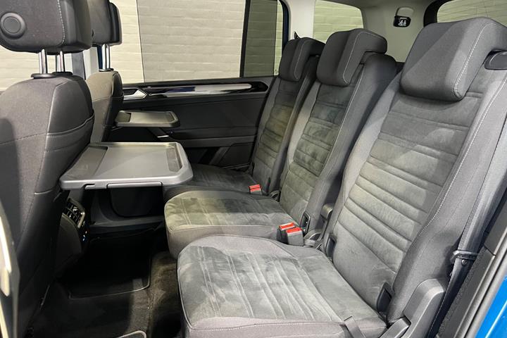 Blå VW Touran fra 2019