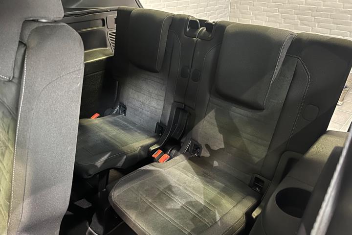 Blå VW Touran fra 2019