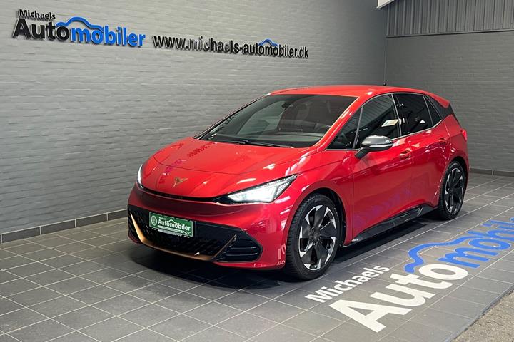 Rød Cupra Born fra 2023 set udefra