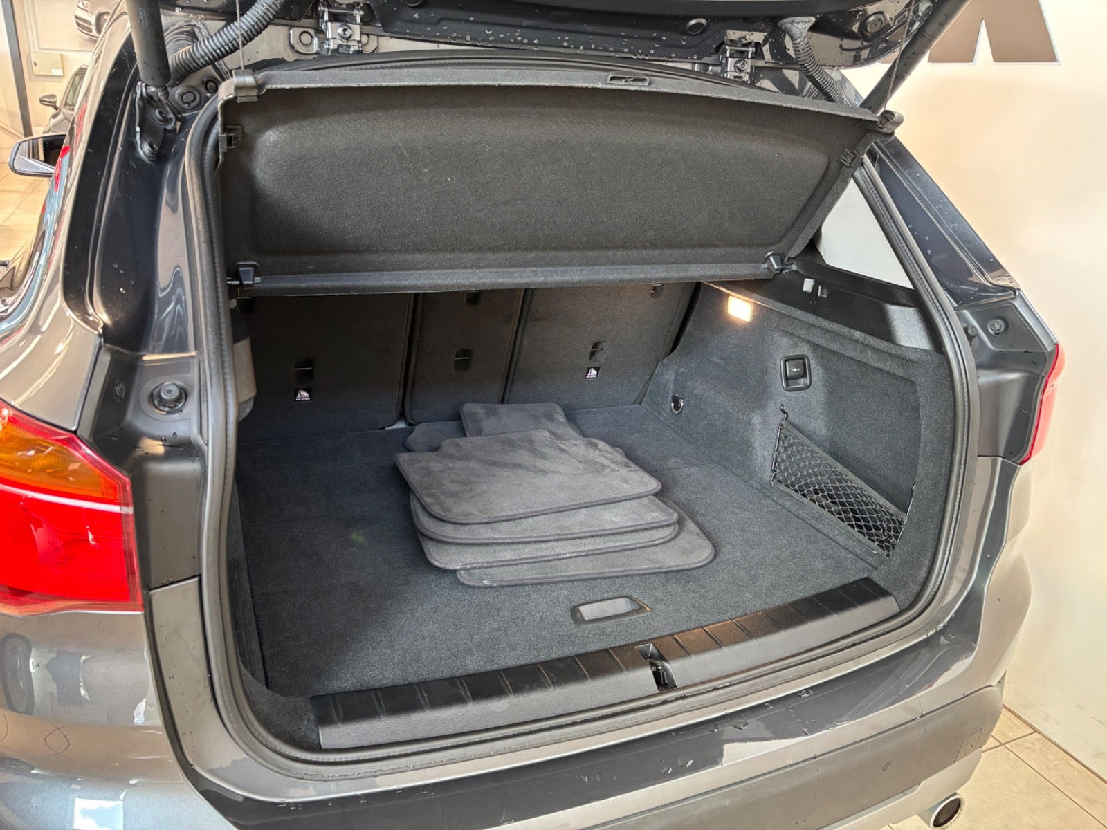 Grå BMW X1 fra 2018