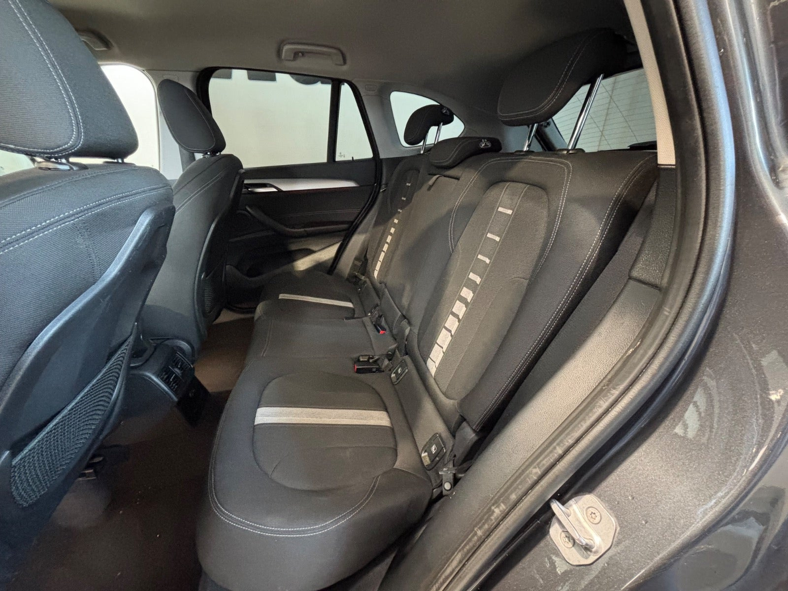 Grå BMW X1 fra 2018