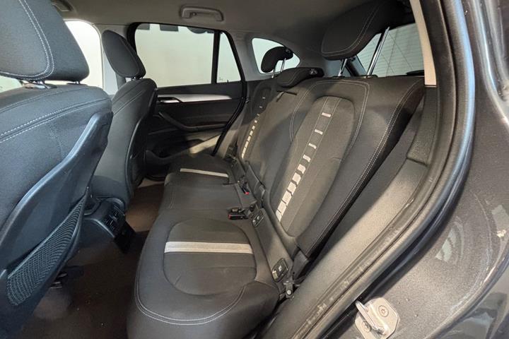 Grå BMW X1 fra 2018