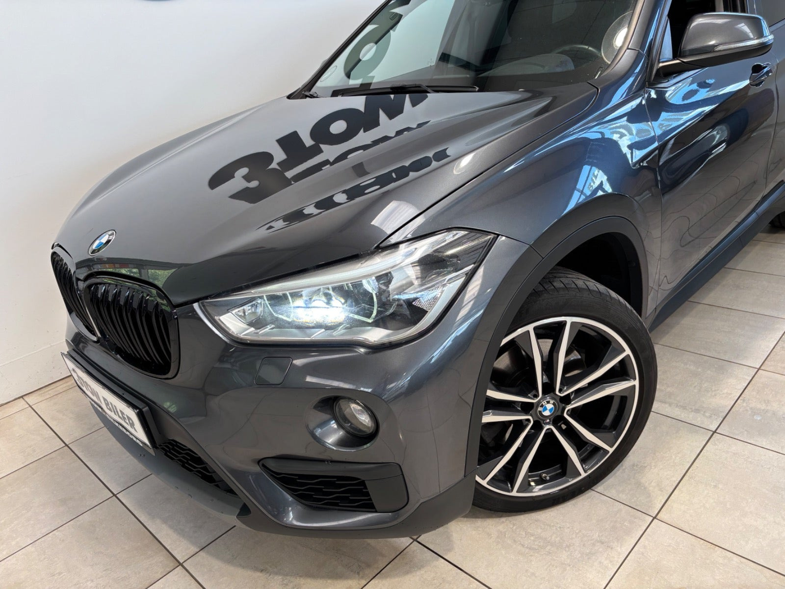 Grå BMW X1 fra 2018