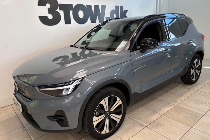 Grå Volvo XC40 fra 2023 set udefra