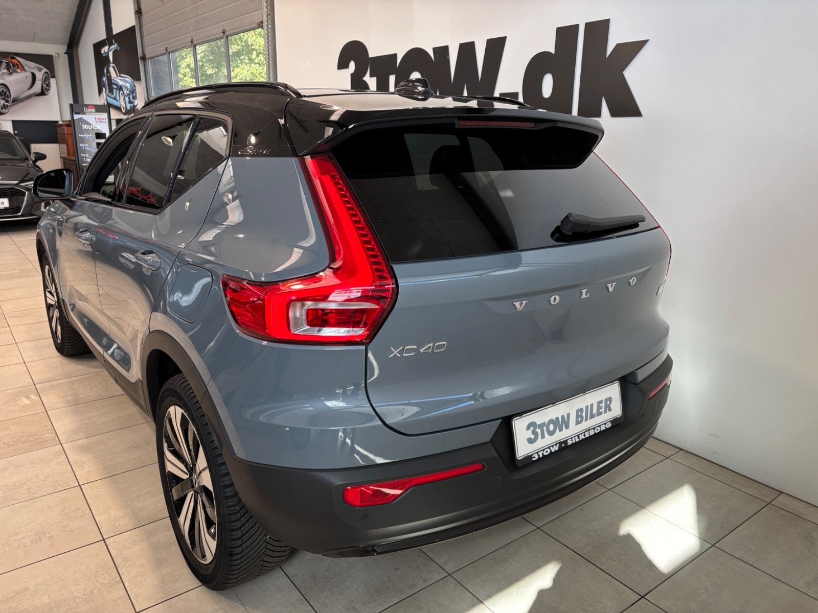 Grå Volvo XC40 fra 2023