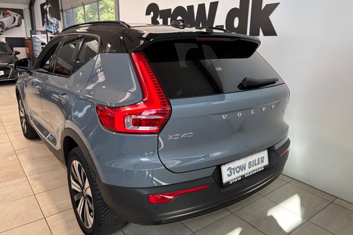 Grå Volvo XC40 fra 2023