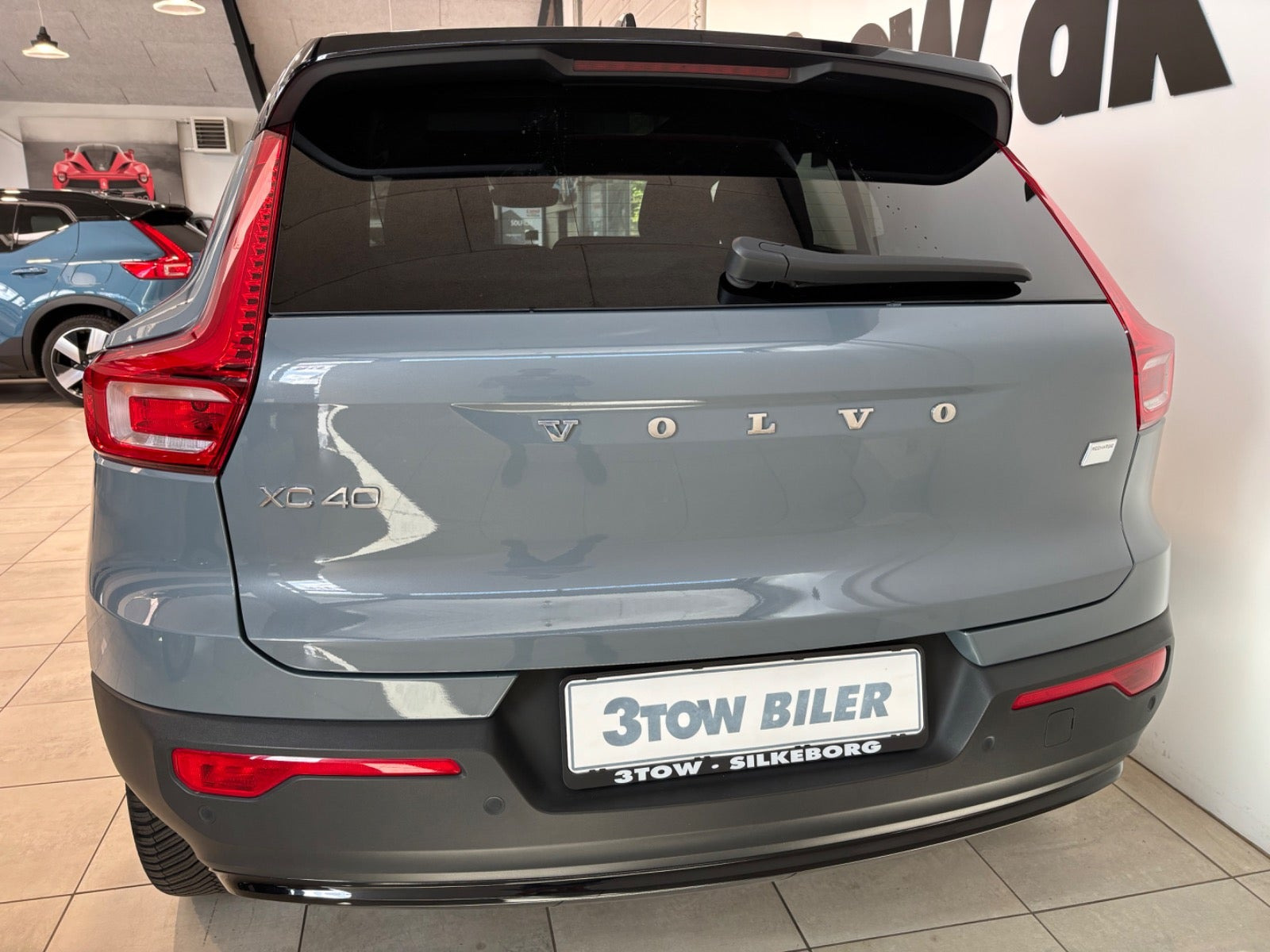 Grå Volvo XC40 fra 2023