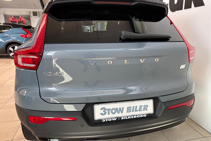 Grå Volvo XC40 fra 2023