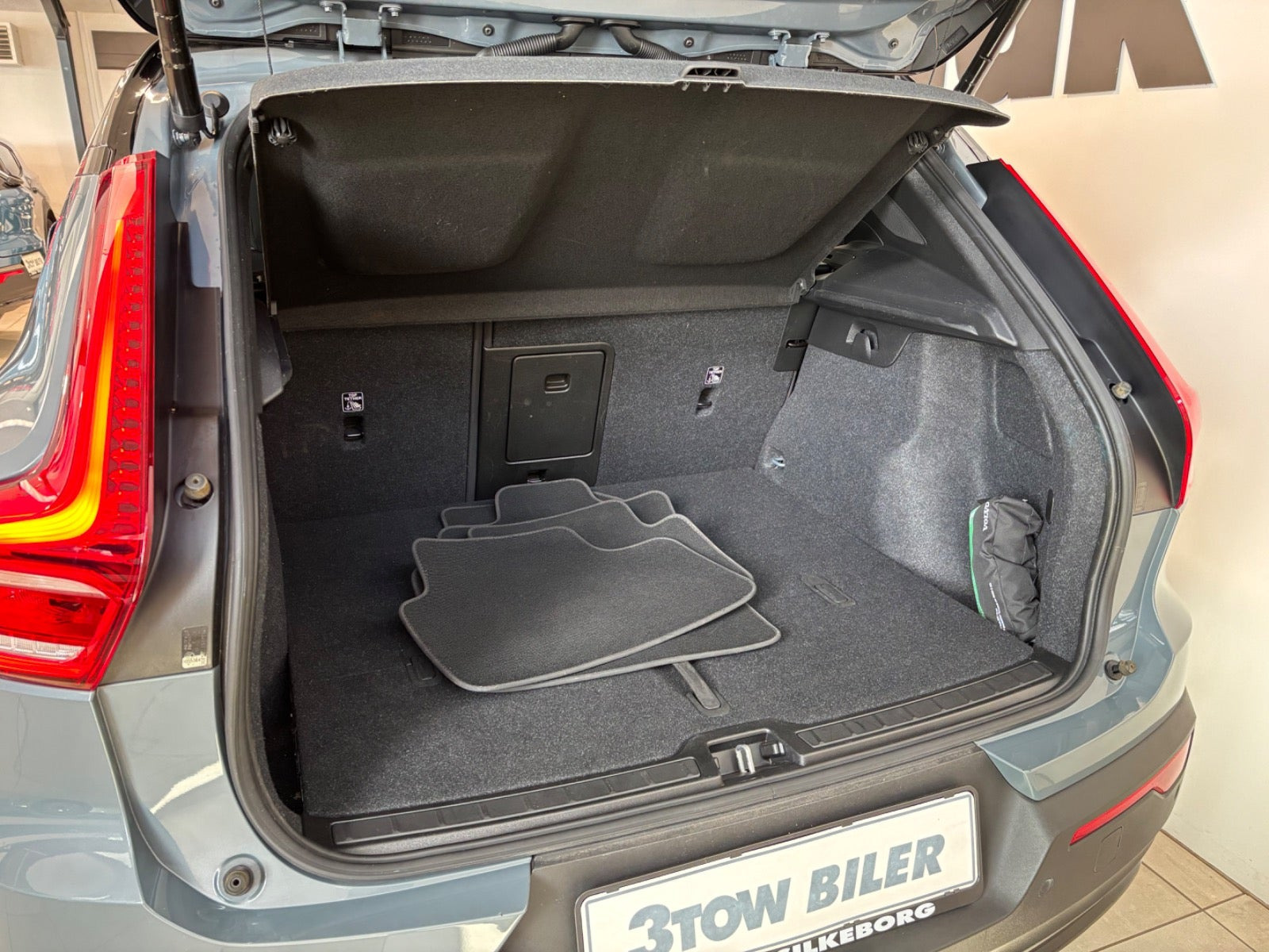Grå Volvo XC40 fra 2023