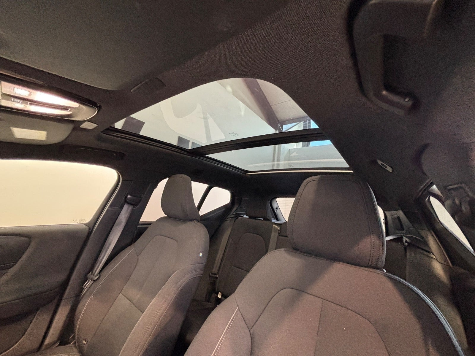 Grå Volvo XC40 fra 2023
