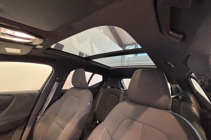 Grå Volvo XC40 fra 2023