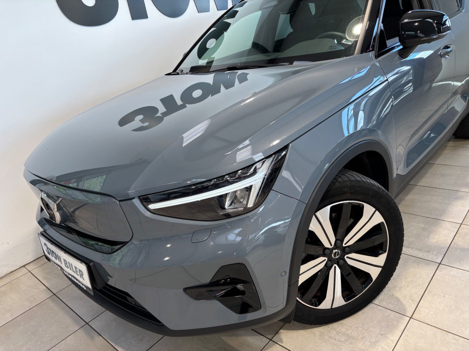 Grå Volvo XC40 fra 2023