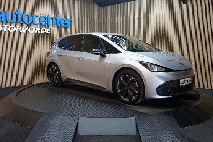 Gul Cupra Born fra 2023 set udefra