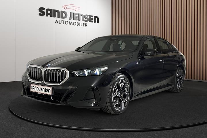 Sort BMW i5 fra 2025 set udefra