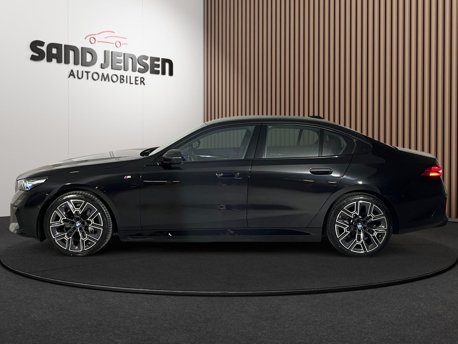 Sort BMW i5 fra 2025