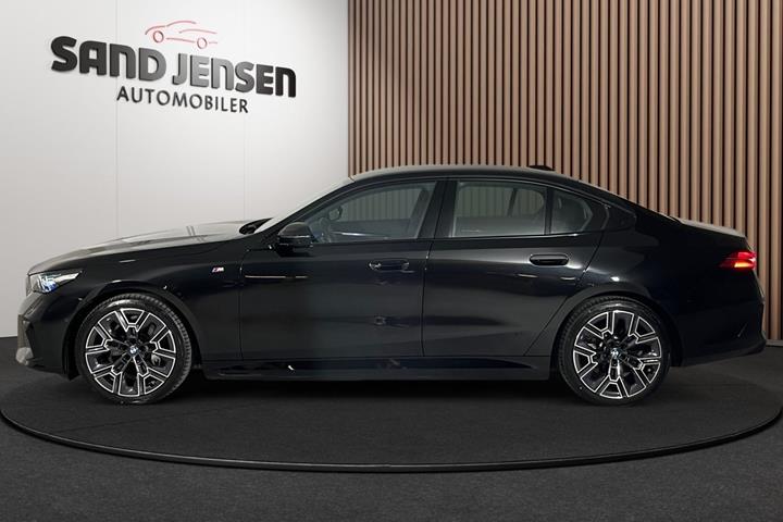 Sort BMW i5 fra 2025