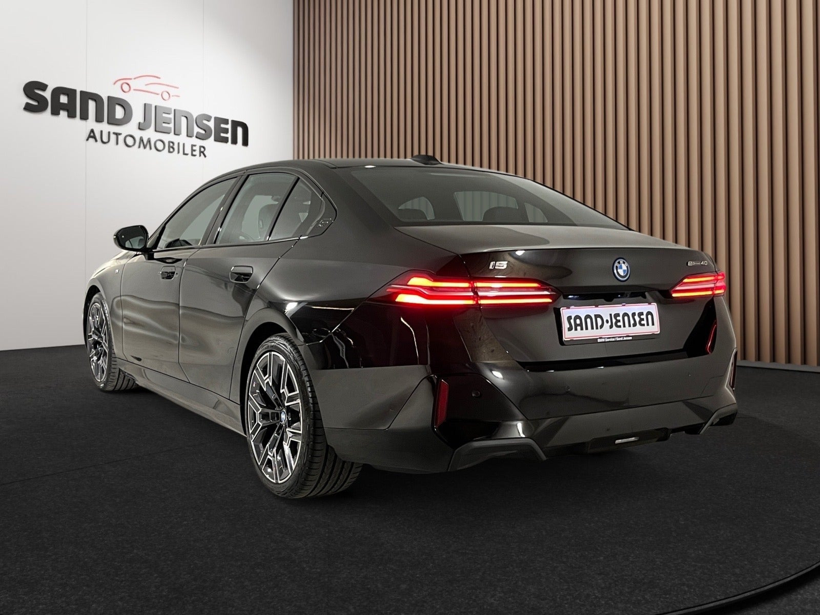 Sort BMW i5 fra 2025