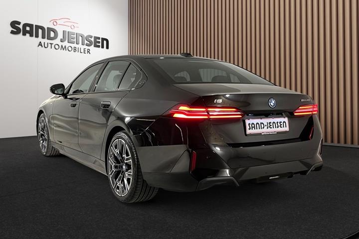 Sort BMW i5 fra 2025