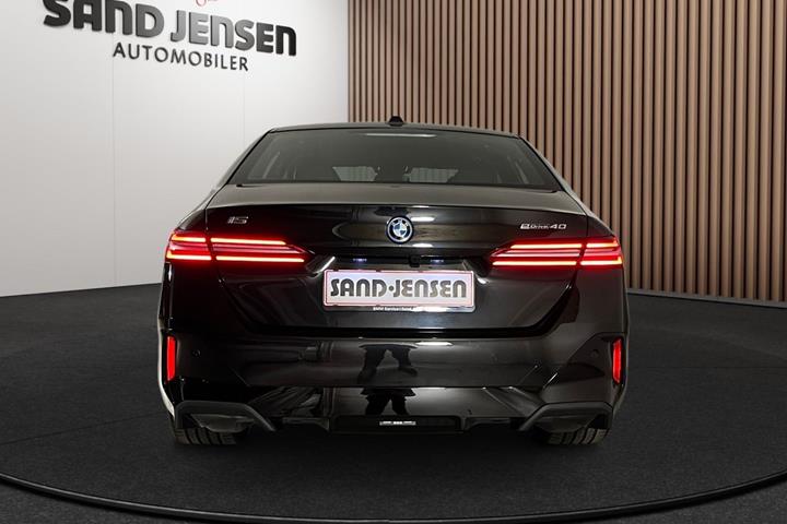 Sort BMW i5 fra 2025