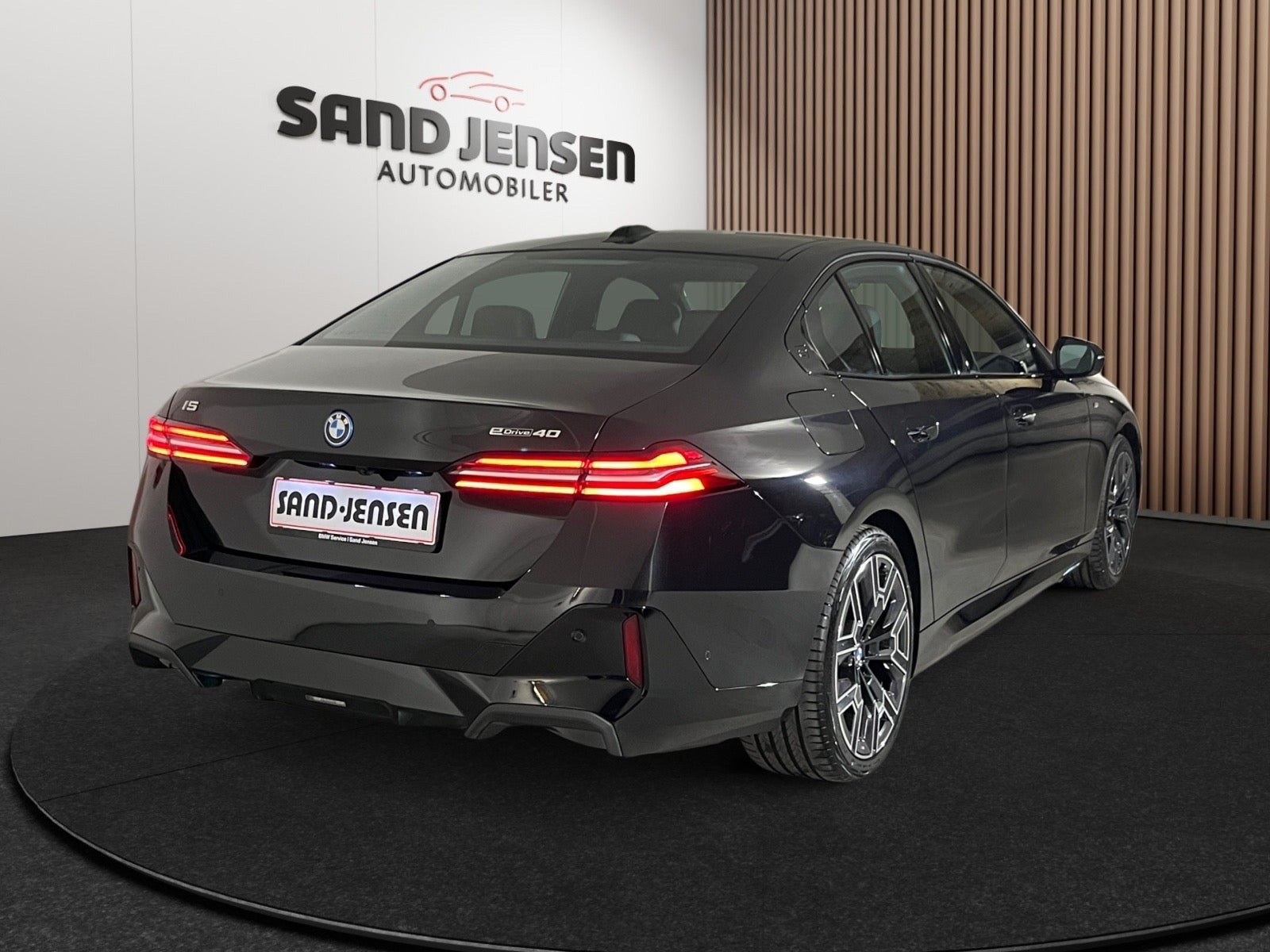 Sort BMW i5 fra 2025