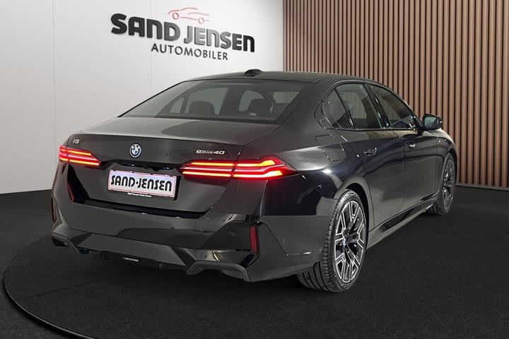 Sort BMW i5 fra 2025