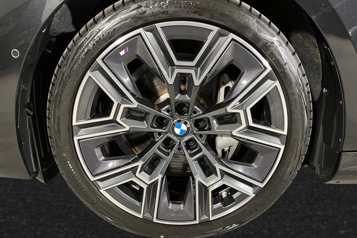 Sort BMW i5 fra 2025