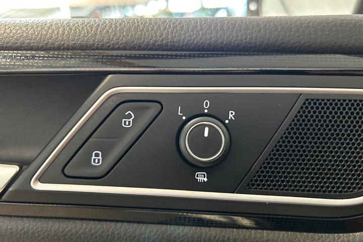 Sølv VW Golf Sportsvan fra 2017