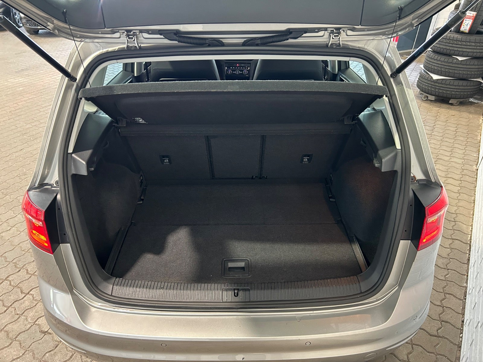 Sølv VW Golf Sportsvan fra 2017