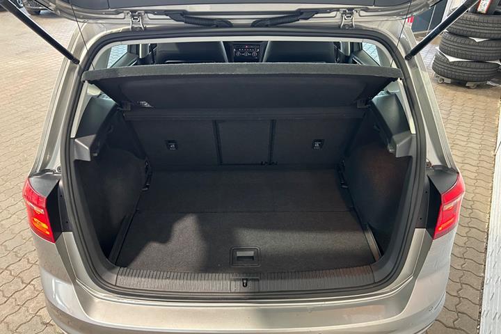 Sølv VW Golf Sportsvan fra 2017