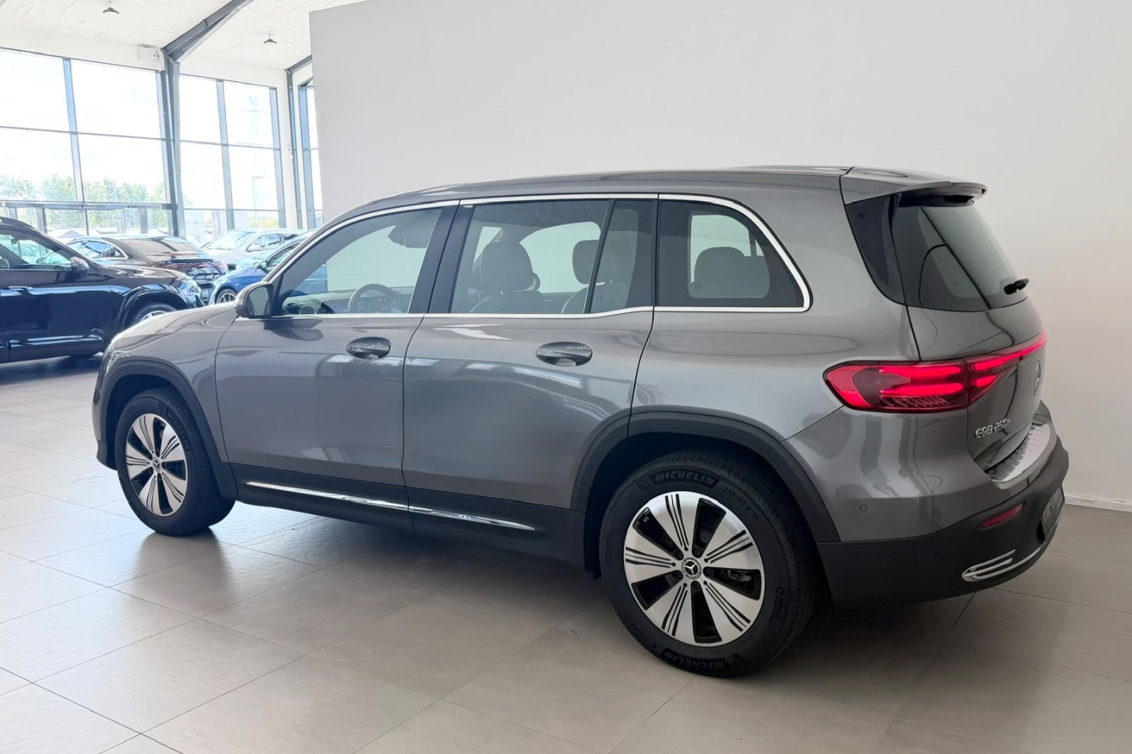 Grå Mercedes EQB250+ fra 2026