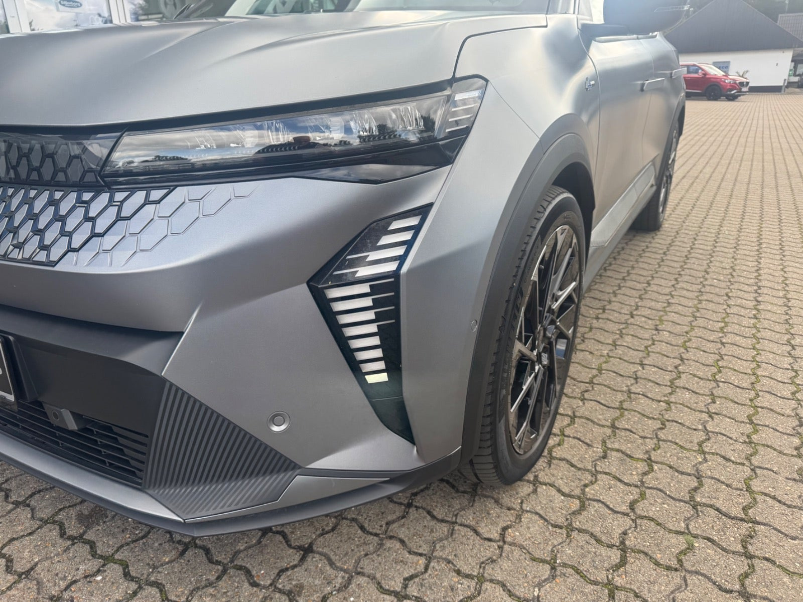 Grå Renault Scenic E-Tech fra 2024