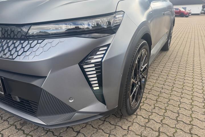 Grå Renault Scenic E-Tech fra 2024