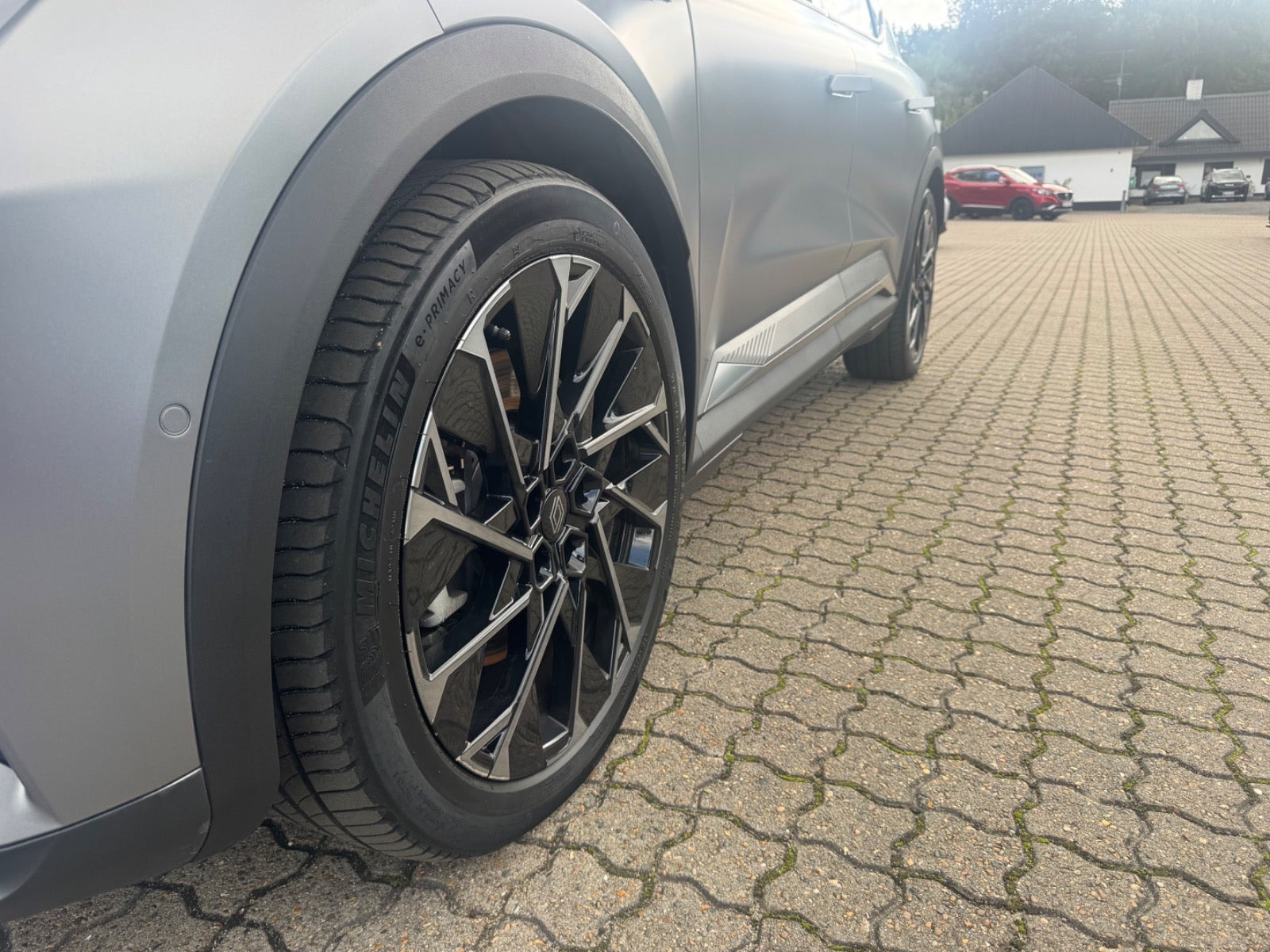 Grå Renault Scenic E-Tech fra 2024